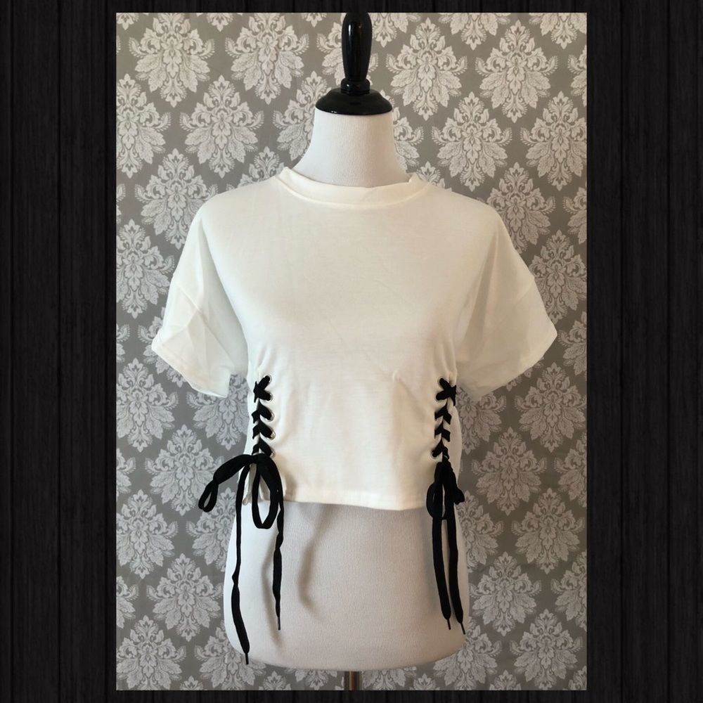 💥CLEARANCES💥Double Grommet Lace Up Hem Tee💥